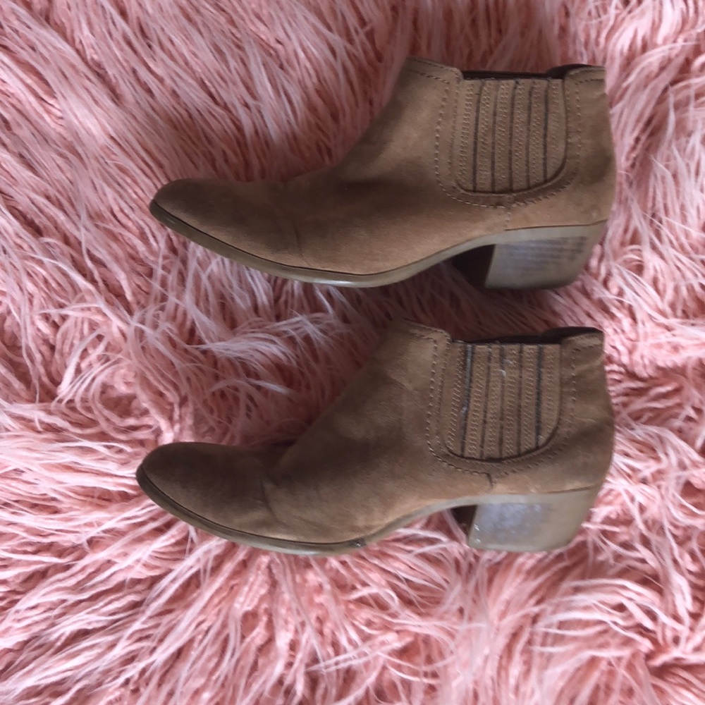 A pair of ankle boots size 8 in women’s